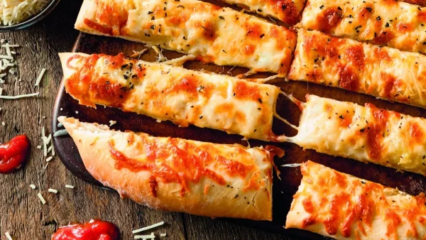 Το πιο τέλειο σνακ για απόψε το βράδυ: Σκορδόψωμο με τυριά και σάλτσα