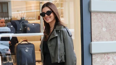 Σταματίνα Τσιμτσιλή: Με δερμάτινο τζάκετ και total black outfilt - Η κομψή εμφάνιση της στο κέντρο της Αθήνας