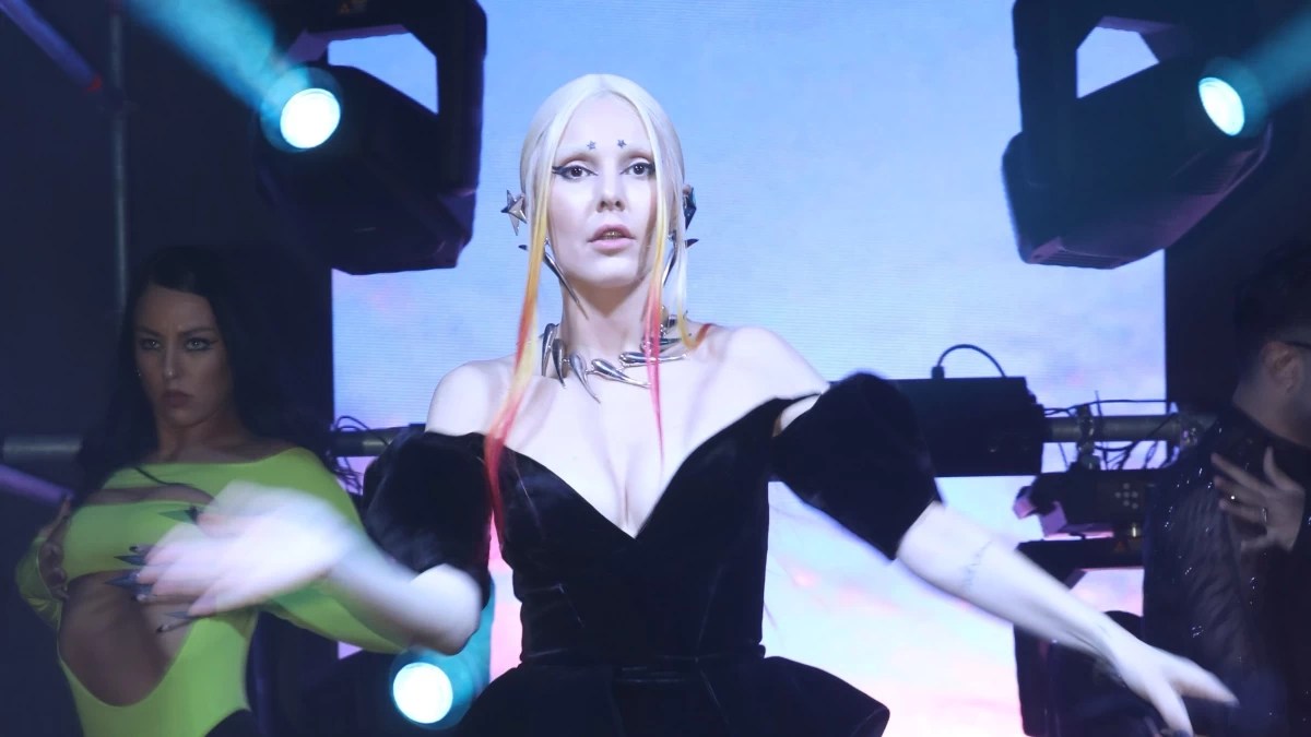 Τάμτα: Με καστανά μακριά μαλλιά, έντονα φρύδια και ζυγωματικά - Αυτή είναι η εντυπωσιακή 28χρονη κόρη της