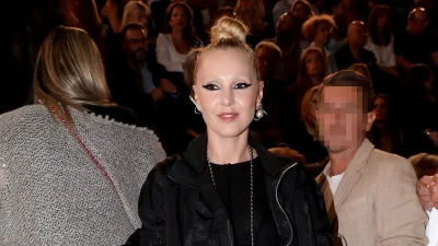 Τάμτα: Εντυπωσιακή με κόκκινα μαλλιά & στράπλες φόρεμα δίπλα στον Πάρι Κασιδόκωστα - Εκείνος κομψός με μαύρο κοστούμι