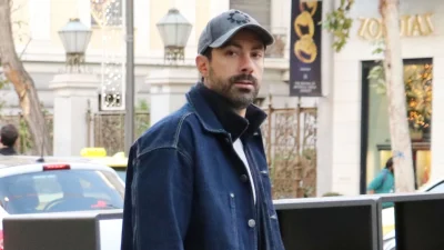 Σάκης Τανιμανίδης: Μόνος με αθλητικά και τζιν τζάκετ - Το βλέμμα του τη στιγμή που αντιλήφθηκε το φακό