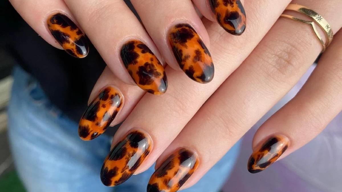 Μανικιούρ- ταρταρούγα: Το nail trend που επιστρέφει δυναμικά στα νύχια το 2024!
