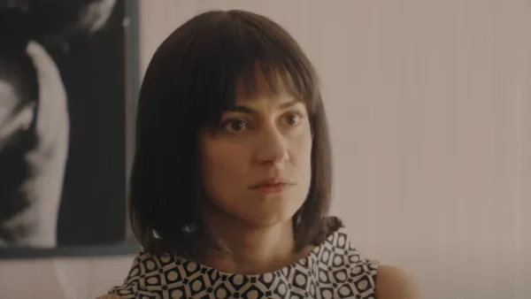 Το Ναυάγιο: Ένα ζευγάρι χωρίζει - Στέκεται μπροστά του και τον σημαδεύει με όπλο