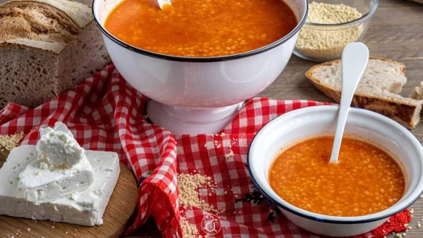 Εύκολος τραχανάς μέσα σε 20 λεπτά - Το μυστικό για να μην πιεί όλο το νερό και "λασπώσει"