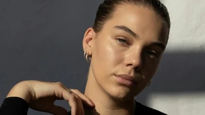 Τρετινοΐνη: Ποιά η διαφορά της με τη ρετινόλη & ποιά είναι τα οφέλη της για την επιδερμίδα σου;