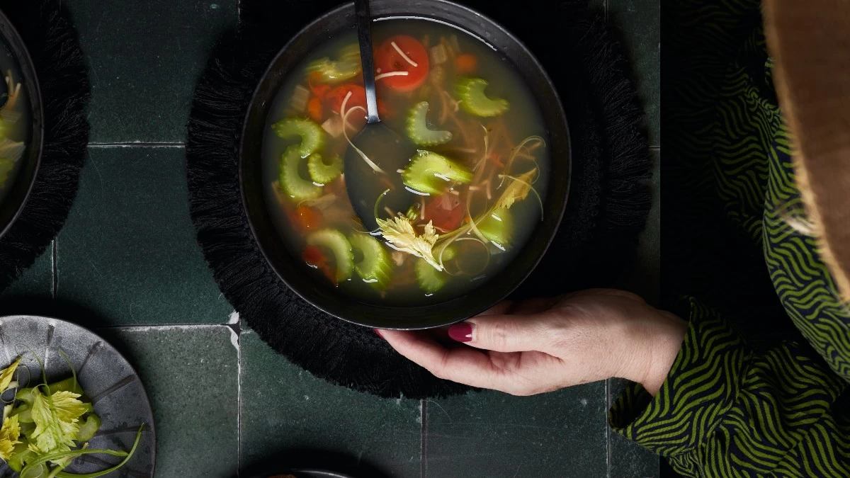 Αυτή είναι η detox σούπα που θα σε κάνει να αισθανθείς καλύτερα & να απαλλαγείς από τα φουσκώματα!