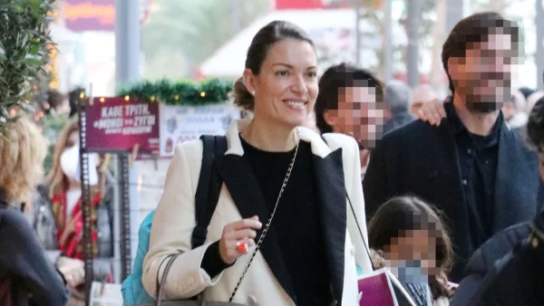 Βίκυ Καγιά: Πανζουρλισμός στο κέντρο της Αθήνας με τον Κάρολο και την Μπιάνκα - Η αντίδρασή της μόλις είδε την κάμερα να τους τραβά