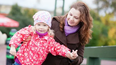 Γιατί το παιδί σου είναι προσκολλημένο πάνω σου; Ποιοί είναι οι κίνδυνοι για το ίδιο αλλά και για εσένα;