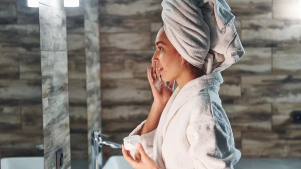 Ξηρή επιδερμίδα; Δες 5 κρέμες που θα την ενυδατώσουν όσο δεν φαντάζεσαι! Που θα τις βρεις & πόσο κοστίζουν;