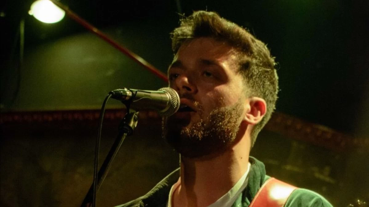 ''Ενδιάμεσος Σταθμός'': Το πρώτο ολοκληρωμένο άλμπουμ του Νίκου Χριστόπουλου