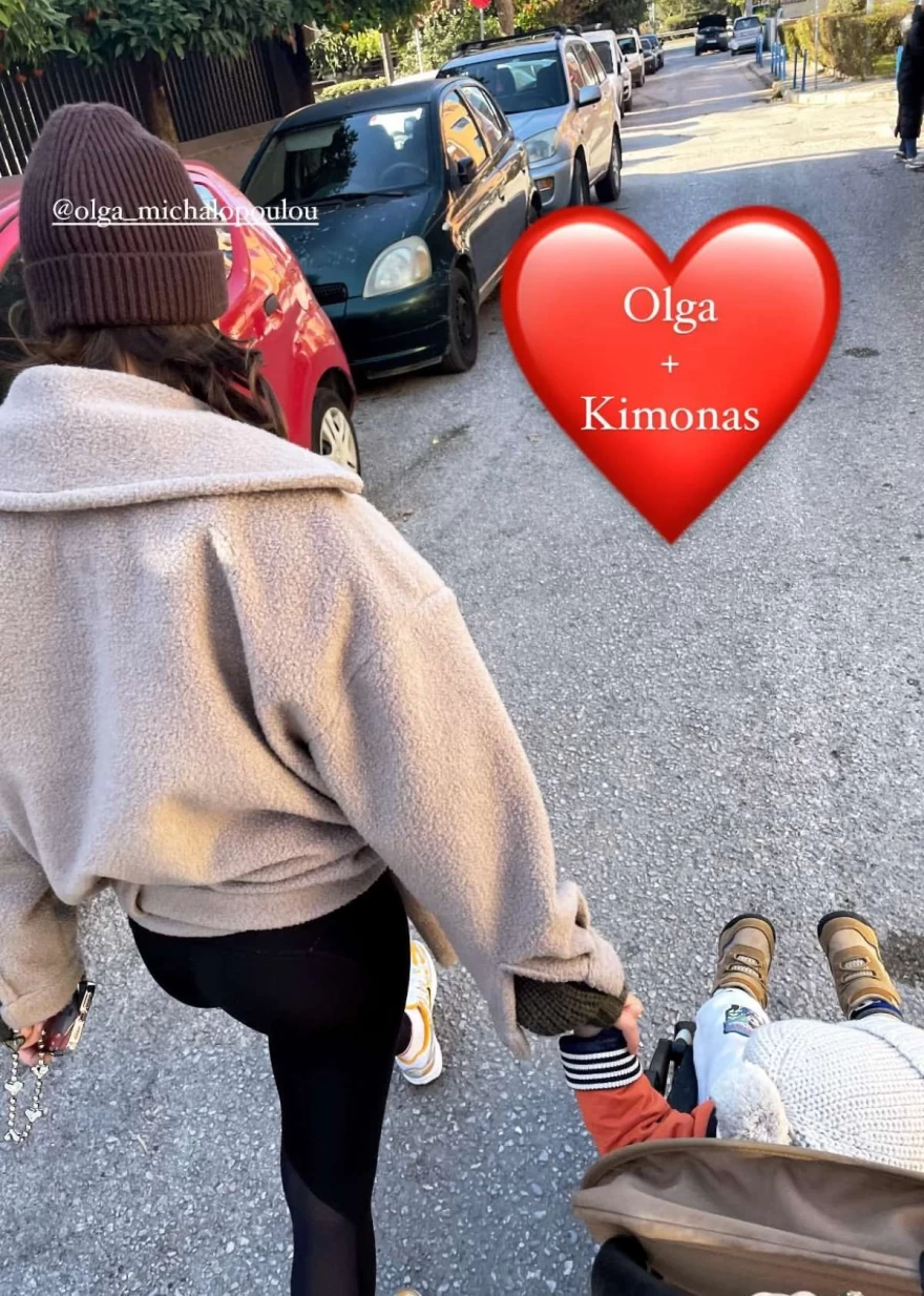 H Όλγα Μιχαλοπούλου κρατάει από το χέρι τον γιο της Χρύσας Μιχαλοπούλου