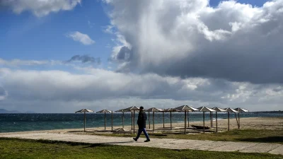 Καιρός 2/2: Αραιές νεφώσεις, τοπικές βροχές και άνεμοι - Σε ποιες περιοχές πέφτει η θερμοκρασία;