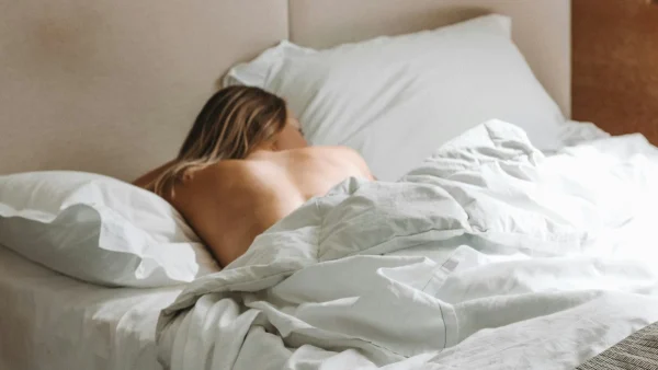 5 πράγματα που πρέπει να βγάλεις από την κρεβατοκάμαρα για να κοιμάσαι τέλεια