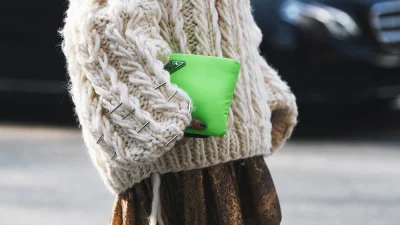 Πώς θα συνδυάσεις το τζιν με το πουλόβερ - Αυτά είναι τα 5+1 looks που προτιμούν τα it-girls για να εμπνευστείς