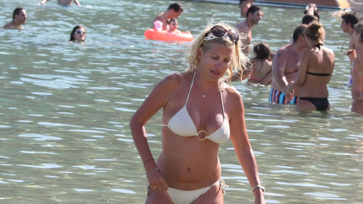 Ελένη Μενεγάκη: «Έφτασα, έκανα το σταυρό μου και λέω γιατί μπήκα με τα παιδάκια μου;» - Το περιστατικό με το καλαμάρι στο κεφάλι της παρουσιάστριας