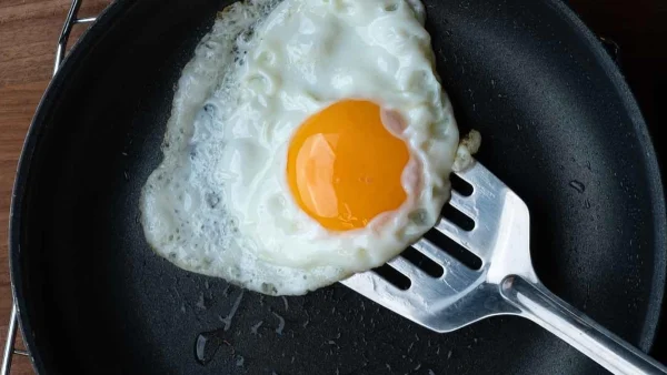 Εύκολα tips για να τηγανίσεις το αυγό σου: Έτσι θα βγει κρατσανιστό απ' έξω και ζουμερό στον κρόκο