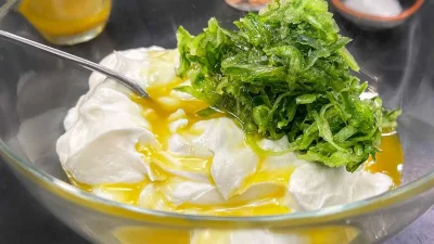 Έτσι δε θα σου νερώσει ποτέ ξανά το τζατζίκι - Μυστικά tips για να τρίψεις σωστά το αγγουράκι και όχι την καρδιά του