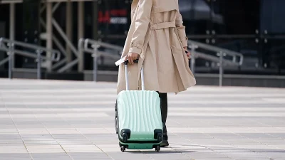 Αν ταξιδεύεις με αεροπλάνο μην φορέσεις αυτά τα 8 πράγματα