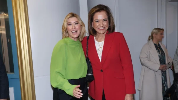 Αγκαλιά Σια Κοσιώνη και Ντόρα Μπακογιάννη στην παρουσίαση του νέου βιβλίου της δημοσιογράφου - Η τρυφερή ανάρτηση