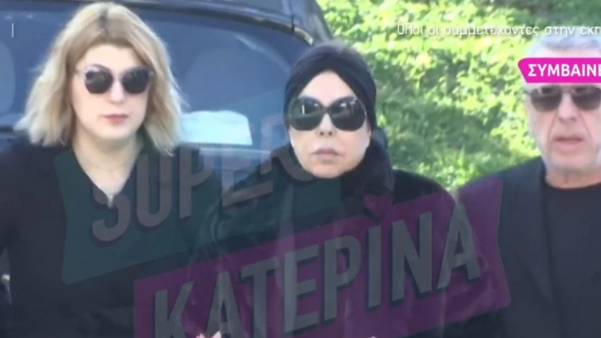Άντζελα Δημητρίου: «Μάνα που είσαι;» - Υποβασταζόμενη από την κόρη της πήγε να λιποθυμήσει στην κηδεία της μητέρα της