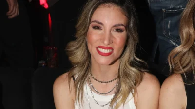 Αθηνά Οικονομάκου: ''Πανικός'' με τον χορό της σε πάρτι στο Ντουμπάι - Με αστραφτερή κόκκινη τουαλέτα που είχε έξω όλη την πλάτη