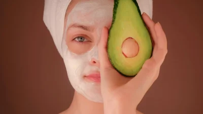 Avocado oil: Γιατί το έλαιο αβοκάντο είναι πολύτιμο για τη φροντίδα της επιδερμίδας σου;