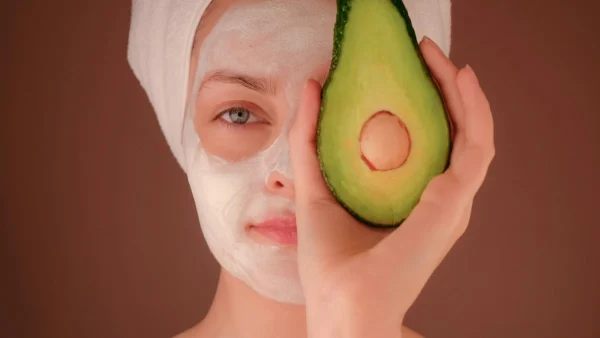 Avocado oil: Γιατί το έλαιο αβοκάντο είναι πολύτιμο για τη φροντίδα της επιδερμίδας σου;