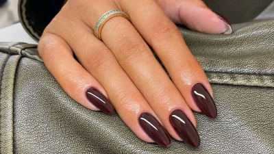 Chocolate nails: H hot σοκολατένια απόχρωση στο μανικιούρ που θα βλέπουμε παντού το 2024!