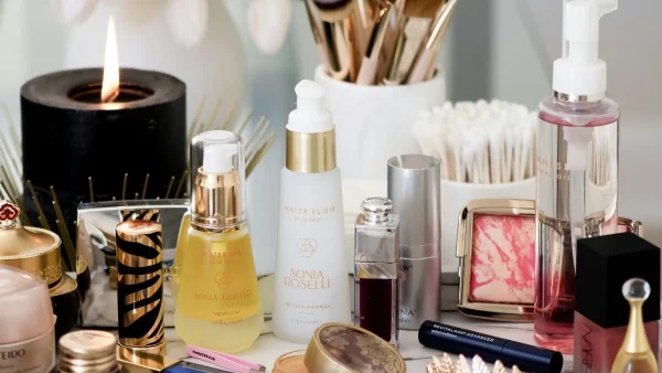 Έχουν ημερομηνία λήξης τα καλλυντικά; Δες πώς θα καταλάβεις ότι ήρθε η ώρα να τα πετάξεις!