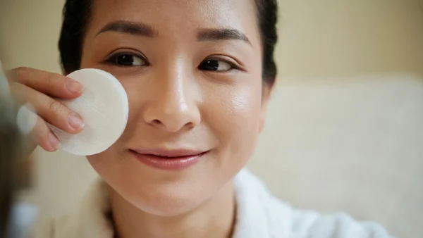 Celebrities – και όχι μόνο-  «ορκίζονται» σε αυτό το best seller νερό καθαρισμού για το ντεμακιγιάζ τους που κοστίζει μόλις 16 ευρώ!