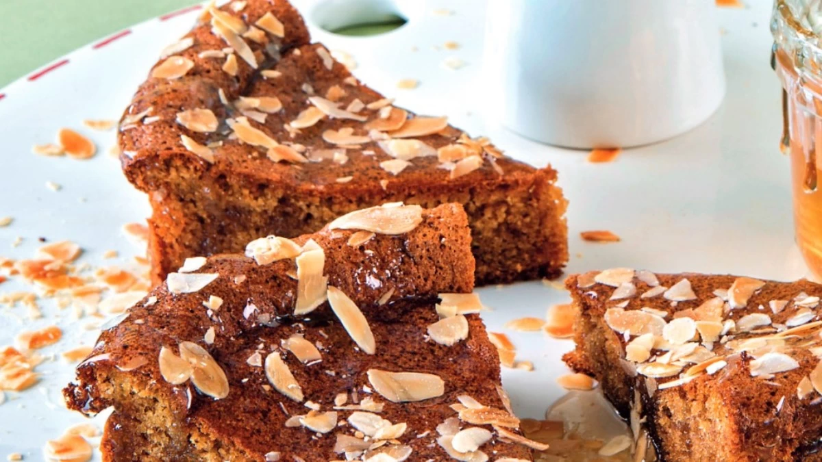 Η εύκολη συνταγή κέικ που συστήνουν οι διατροφολόγοι: Χωρίς αλεύρι, με μέλι και αμύγδαλα