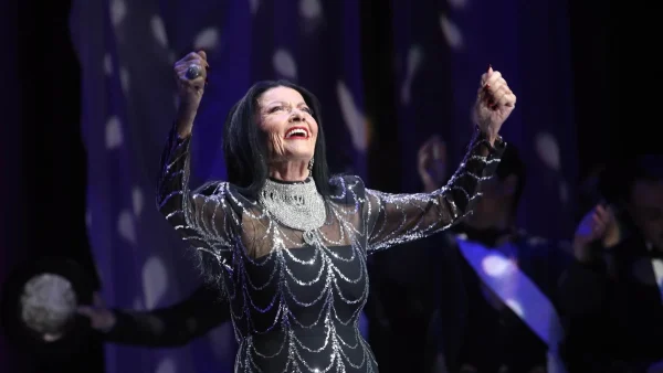 Ζωζώ Σαπουντζάκη: Οι πρώτες φωτογραφίες μετά το εξιτήριο από την κλινική - Βαμμένη, με ροζ καπέλο και γυαλιά ηλίου στην έξοδό της