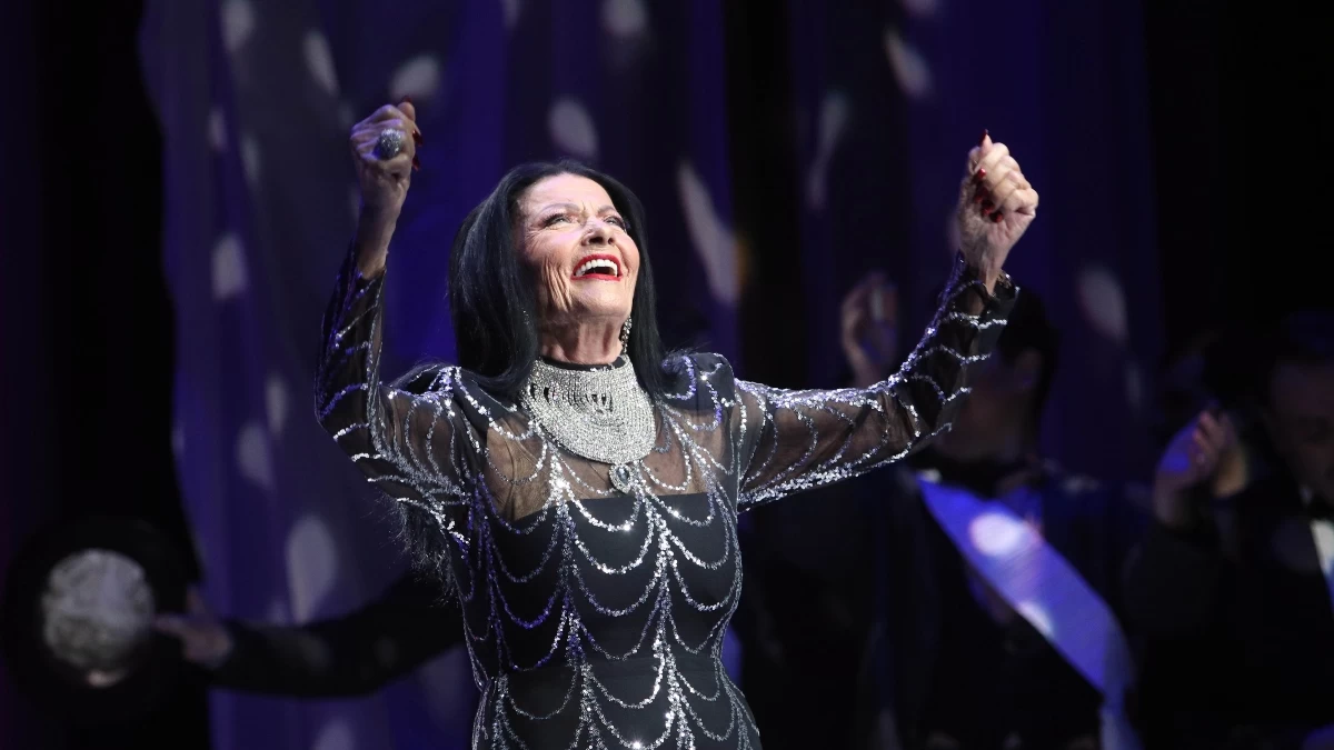 Ζωζώ Σαπουντζάκη: Οι πρώτες φωτογραφίες μετά το εξιτήριο από την κλινική - Βαμμένη, με ροζ καπέλο και γυαλιά ηλίου στην έξοδό της