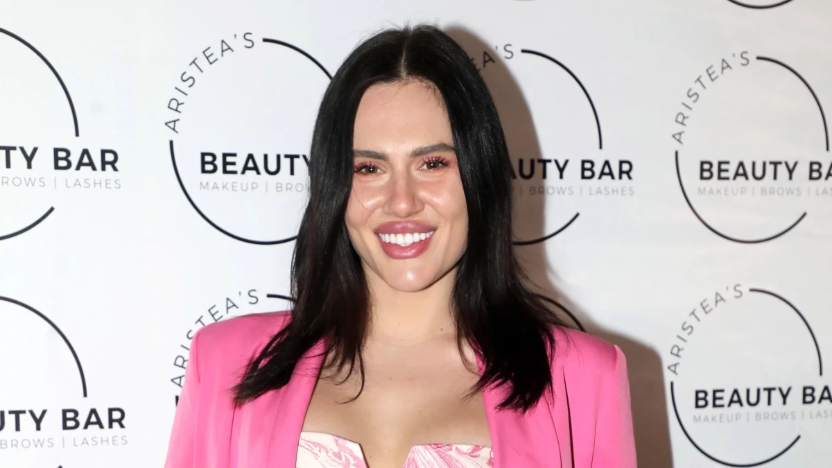 Έλενα Τσαγκρινού: Έβαζε τα χέρια μπροστά από την κοιλίτσα της και φορούσε... - Πώς έκρυβε την εγκυμοσύνη της στις κάμερες 10 μέρες πριν την ανακοίνωση