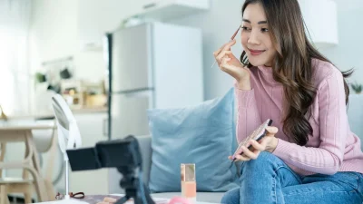 Με αυτό το κόλπο θα συνδυάσεις & θα εφαρμόσεις σωστά τις σκιές ματιών σε 2 μόλις λεπτά!