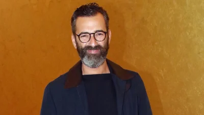 Άγγελος Μπράτης: Με κόκκινα ψηλοτάκουνα και τσιγάρο στο χέρι - Η ανάρτηση του πριν ψηφιστεί το νομοσχέδιο