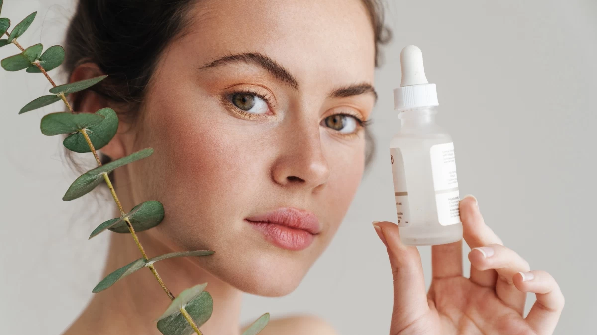 Αυτός ο ορός προσώπου με υαλουρονικό οξύ κοστίζει 11 ευρώ & είναι best seller στην κατηγορία του!