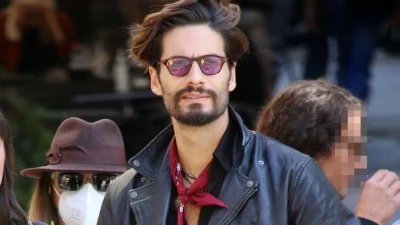 Γιώργος Καράβας: ''Άναψαν'' φωτιές με το νέο, αισθησιακό του βίντεο - Ημίγυμνος στον καθρέφτη του μπάνιου