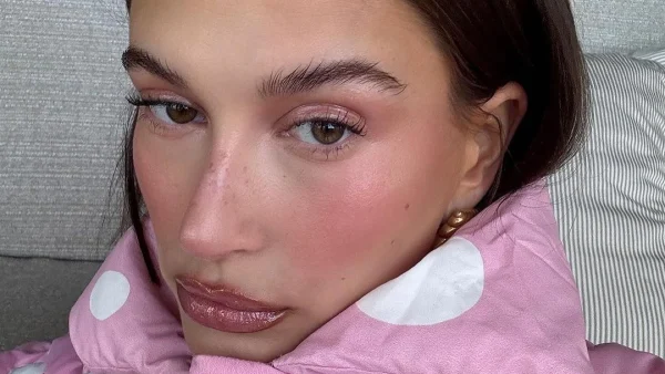 Βρήκαμε τη σκιά ματιών που έχει γίνει viral στο TikTok τώρα- Τη λατρεύει και η Hailey Bieber!