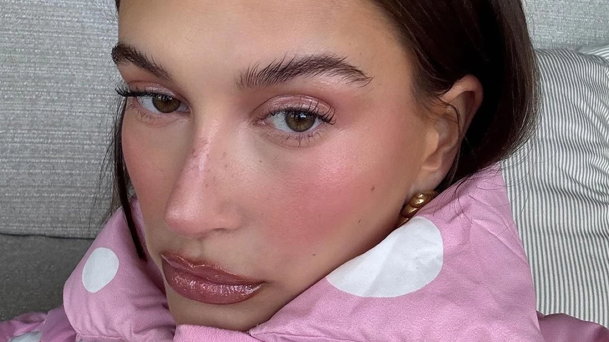 Βρήκαμε τη σκιά ματιών που έχει γίνει viral στο TikTok τώρα- Τη λατρεύει και η Hailey Bieber!