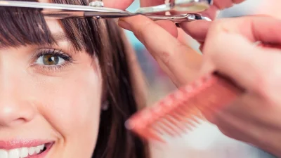 Έχεις στρογγυλό πρόσωπο; Αυτές είναι οι πιο κολακευτικές αφέλειες που μπορείς να δοκιμάσεις τώρα στα μαλλιά σου!