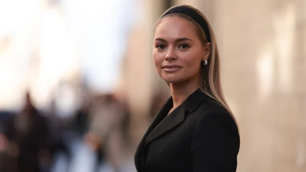 Κορδέλα στα μαλλιά: Πώς να φορέσεις το trendy αξεσουάρ που επιστρέφει δυναμικά από τα 90's!