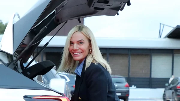 Ιωάννα Μαλέσκου: Στο ζωολογικό πάρκο με την 9 μηνών κόρη της - Έσπρωχνε το καρότσι & τάιζε τις καμήλες