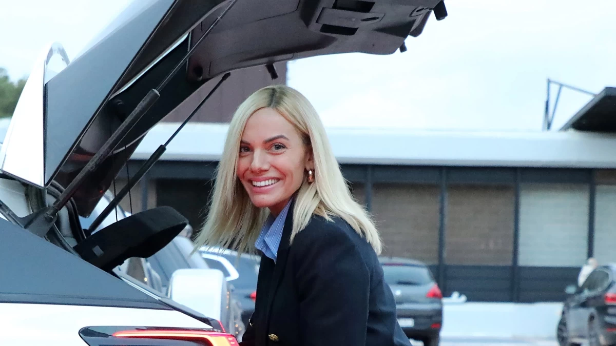 Ιωάννα Μαλέσκου: Στο ζωολογικό πάρκο με την 9 μηνών κόρη της - Έσπρωχνε το καρότσι & τάιζε τις καμήλες