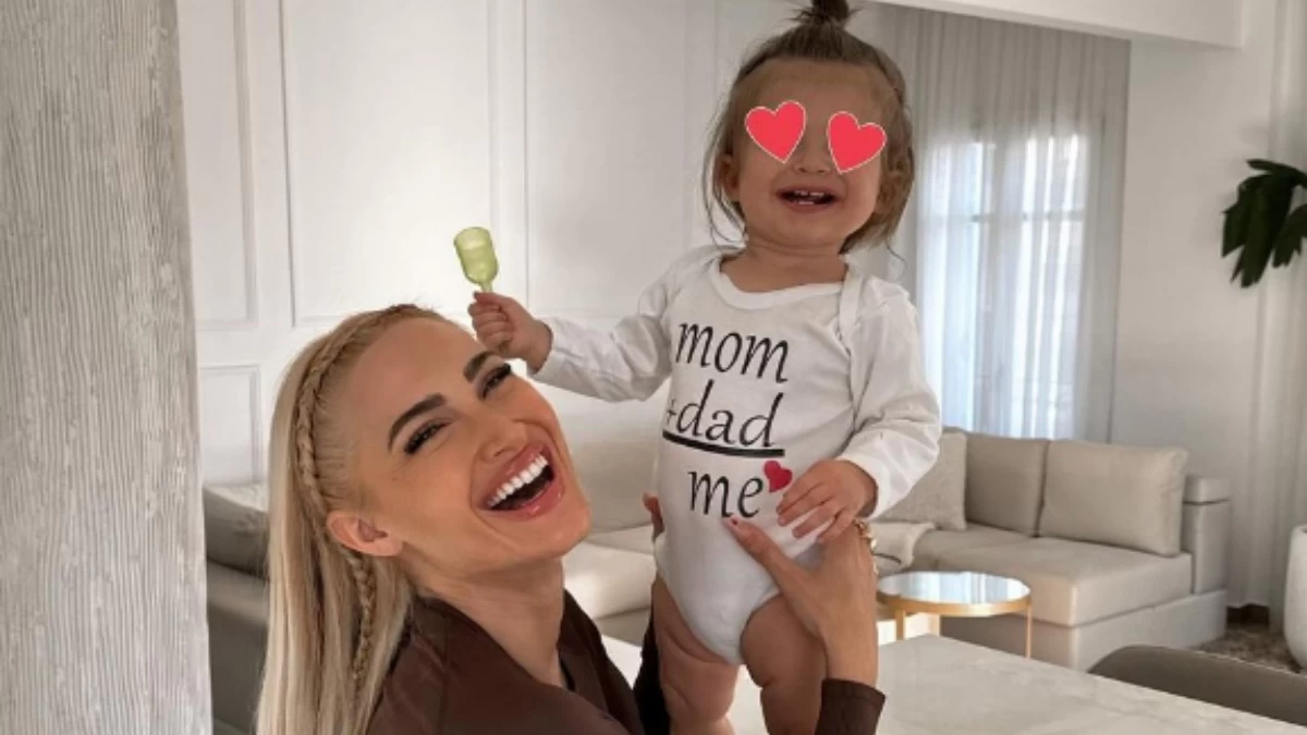 Ιωάννα Τούνη: Ο μικρός Πάρης έκανε μόνος του τα πρώτα του βήματα - Περιφερόταν στο σπίτι της μαμάς του στη Θεσσαλονίκη (Βίντεο)