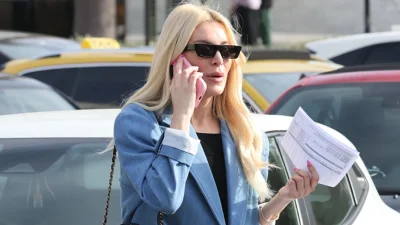 Κατερίνα Καινούργιου: Σε έντονη συνομιλία στο κινητό της - Φανερά απασχολημένη και ''φορτωμένη'' με τσάντες σε κεντρικό δρόμο της Γλυφάδας