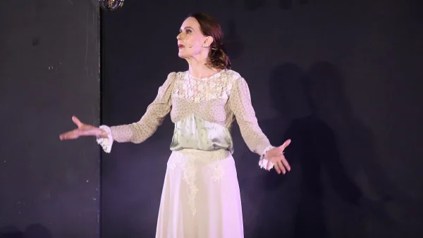 Κάτια Δανδουλάκη - Φωτιά στο θέατρο της: «Αυτή η κατάσταση δεν είναι διαχειρίσιμη πια. Κινδυνεύουν όλες οι οικογένειες»