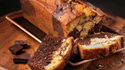 Εύκολη συνταγή για κέικ μαρμπρέ με βανίλια & σοκολάτα: Το μυστικό με το γιαούρτι για να είναι ζουμερό και όχι ξεραμένο στο εσωτερικό του