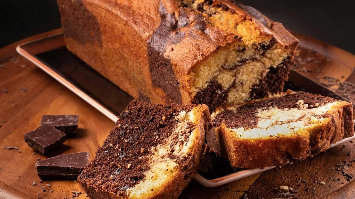 Εύκολη συνταγή για κέικ μαρμπρέ με βανίλια & σοκολάτα: Το μυστικό με το γιαούρτι για να είναι ζουμερό και όχι ξεραμένο στο εσωτερικό του