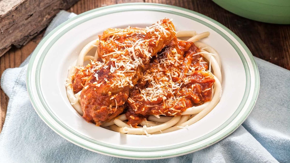 Η συνταγή της ημέρας: Κόκορας κρασάτος με μακαρόνια - Πώς θα ροδίσει σωστά το κοτόπουλο χωρίς να ξεραθεί